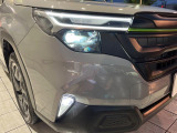 【LEDヘッドライト】悪天候や夜間走行時も良好な視界を確保し安心して運転できる高輝度LEDヘッドライトを装備!点灯速度が早く、消費電力も抑えられています。