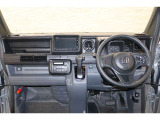 操作性に優れた運転席となります!小物入れや各ボタンの配置にこだわり、使いやすいです!座り心地もよく視認性も良好なのでロングドライブもお任せ下さい!