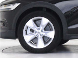 5スポーク7.5J&times;18インチシルバーアルミホイール。衝突回避・被害軽減ブレーキシステムやパイロット・アシストなど、数多くの先進安全・運転支援機能を標準装備。