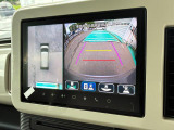 【全方位モニター】リバースに入れた際、車両全体を見渡している映像に切り替わります。また、見通しが悪い場所で便利な前方ワイド映像やすれ違いに便利な助手席側ワイド映像など切り替えが出来ますよ♪