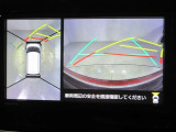 パノラミックビューモニター付きです。車両を上から見たような映像をディスプレイオーディオ画面に表示。運転席からの目視だけでは見にくい、車両周辺の状況をリアルタイムでしっかり確認できます。