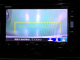 【リアカメラ】後方確認をサポートします。ギヤをR(リバース)に入れると、自動的にナビ画面が切り替わります。