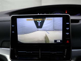 パノラミックビューモニター付きです。車両を上から見たような映像をディスプレイオーディオ画面に表示。運転席からの目視だけでは見にくい、車両周辺の状況をリアルタイムでしっかり確認できます。