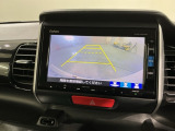 リバースギアに入れるだけで後方の表示へ切り替わります。夜間や雨の日の駐車も楽になりますよ。
