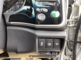 燃費を良くするECON、横滑りを防止するVSA等のスイッチは運転席の右側、手の届きやすい位置にあります。