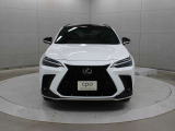 エクステリアは、一目でLEXUSとわかるスピンドルグリルを起点に、人が乗るキャビンの前後を大胆に絞り込んだ菱形のボディと力強く張り出したホイールフレアを融合させ、タイヤの存在を強調しています。