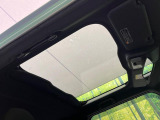 【ガラスルーフ】ガラスルーフ搭載で車内の解放感が一気にアップ!開放的なドライブをお楽しみいただけます。