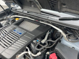 【STIタワーバー】お車の剛性を高めるタワーバーを装備。よりスムーズなコーナリング走行が可能となり、走りも楽しめます。