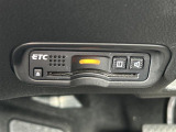 【ETC】有料道路を利用する際に料金所で停止することなく通過できる、ETC車載器(ノンストップ自動料金収受システム機器)が装備されています。セットアップを行うことで利用可能になります。