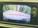 【バックカメラ】駐車時に後方がリアルタイム映像で確認できます。大型商業施設や立体駐車場での駐車時や、夜間のバック時に大活躍!運転スキルに関わらず、今や必須となった装備のひとつです!
