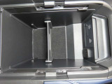 USBポートが二口ございますので、運転席と助手席それぞれのスマホや電子小物を充電可能です。