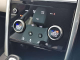 車両の快適性を高める装備として、走行中でも直感的に操作できる物理パネル式エアコンを採用。視線移動が少なく、安全かつスムーズに温度調整が可能です。