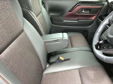 運転席・助手席のシートです☆大きくて疲れにくいシート形状ですので長距離運転もラクラクです☆