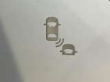 【ブラインドスポットインフォメーション】走行中、ドアミラーの死角になりやすい箇所に後続車が接近するとサイドミラー付近に警告を表示、ドライバーに注意喚起をしてくれます。