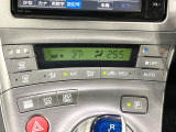 【オートエアコン】一度お好みの温度に設定すれば、車内の温度を検知し風量や温度を自動で調整。暑い&hellip;寒い&hellip;と何度もスイッチ操作をする必要はありません。快適な車内空間には必須の機能ですね♪