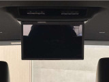 お子様がご機嫌斜めな時は後席モニターの出番!お気に入りのDVDを流せば渋滞や長距離移動もみんな快適♪もちろん、お子様だけでなく大人グループでお出かけの時にも◎後部座席に乗る人も退屈せずに過ごせます!