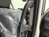 後部座席アシストグリップで乗り降りも楽に♪