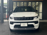 【フロントグリル】7スロットルグリルはJeep伝統の証です。SUVのみにこだわり続けている伝統あるJeep車へお乗り頂いてみてはいかがですか?