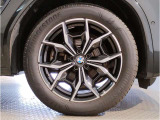 【BMWアロイホイル】軽量かつ強度に拘ったアロイホイル。走行性能ポテンシャルを引き出す設計。車の足元を引き締めてくれる大きなポイントはアロイホイルです。