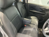 運転席、助手席です。座面も広くゆったりと座れてアームレストも付いているので重宝します。