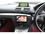 純正モニターは車両の情報などを知るのに使用し、カロッツエリアはフルセグTV、CDから読み込み録音するフリップ機能などをお楽しみいただけます。