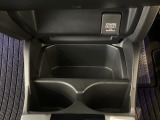 運転席と助手席の間にはドリンクホルダーが付いています。ちょうど手の届く所にありますので、とっても便利です♪