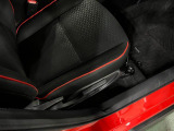 痛みの出やすい運転席シートの角、フロアマット、座面、ともに良好です