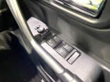 【電動格納ミラー】サイドミラーは電動格納式となっており、狭い駐車場でもキズがつくリスクを抑えられます。