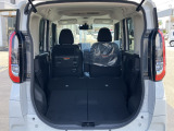 リアシートはフラットに倒せるので、より広く荷室をお使い頂けます。