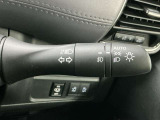 【オートライト】車のセンサーが周囲の明るさを感知し、自動でヘッドライトを点灯・消灯する機能です。この機能は夕暮れ時の交通事故が多い時間帯の安全性を高めてくれます。