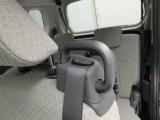 後席アシストグリップは、お年寄りの方が乗車される時に特に喜ばれる装備です。