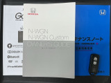 スマートキーは鍵をバッグに入れたままでもドアロックの開閉やエンジンのON・OFFができます。夜間や雨の日も鍵を探さなくて良いので便利です。
