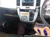 視認性の高いメーターやディスプレイで安心して運転に集中できる環境を提供します。