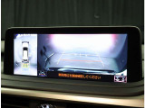 パノラミックビューモニター。車両を上から見たような映像を表示。運転席から目視しにくい車両周囲の状況をリアルタイムで確認できます。