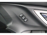 運転席のシートポジションを2か所記憶させることがシートメモリー機能が付いております。ボタンを押すと設定したシートポジションに自動で動きます♪