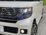 【LEDヘッドライト】悪天候や夜間走行時も良好な視界を確保し安心して運転できる高輝度LEDヘッドライトを装備!点灯速度が早く、消費電力も抑えられています。