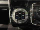 【オートエアコン】一度お好みの温度に設定すれば、車内の温度を検知し風量や温度を自動で調整。暑い&hellip;寒い&hellip;と何度もスイッチ操作をする必要はありません。快適な車内空間には必須の機能ですね♪