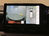 【パノラミックビューモニター】映像で、見づらい車両周辺の確認をアシスト。クルマを真上から見ているような映像を表示。 運転席から確認しにくい車両周囲の状況を把握。