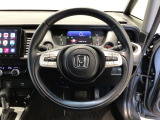 運転にかかわる様々な操作を安全に行えるように視点移動が少なく操作性に配慮されたスイッチ類が凝縮されたコクピットです。