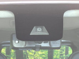 【三菱e-Assist】走行中に前方の車両等を認識し、衝突しそうな時は警報とブレーキで衝突回避と被害軽減をアシスト。より安全にドライブをお楽しみいただけます。