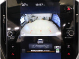 後方映像を11.6インチディスプレイに表示し、ステアリング連動ガイドラインが駐車をサポート。さらに後退時はリヤ4センサーが障害物を検知し、必要に応じてブレーキが作動します。