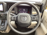 ステアリングにはオーディオ操作、クルーズコントロール操作、ディスプレイ操作など便利な機能を集中装備。