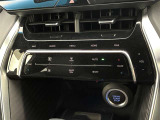 オートエアコンは温度を設定するだけで、自動で風量などを設定してくれます。運転しながら操作も必要ないので、安全性も向上します。