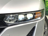 【LEDヘッドライト】悪天候や夜間走行時も良好な視界を確保し安心して運転できる高輝度LEDヘッドライトを装備!点灯速度が早く、消費電力も抑えられています。