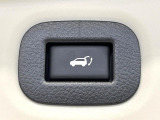 【パワーバックドア】スマートキーや運転席のボタンを押すだけでリアゲートが自動で開閉します!荷物を持っている時や、高い位置にあるバックドアを閉める際に便利な機能です♪