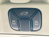 【両側スライドドア】駐車場で隣の車との間隔が狭く乗りにくい時、スライドドアなら安心!ドアオープン時も幅を取らず、開口部が広いので乗り降りがとっても簡単です。大きな荷物の出し入れも後席から可能♪