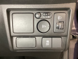VSA装備車です。VSAはドライバーの操作と車の動きを見守っています。もし車の挙動が乱れたとき、4輪別々にブレーキをかけたり、エンジンパワーをしぼることによって車を安定させます。