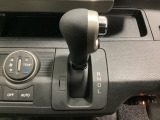 CVT車のセレクトレバーです。低速から高速まで、変速ショックのないスムーズな走りを実現するとともに、エンジン効率のよい領域を維持することで燃費にも貢献します。