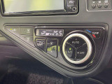 【オートエアコン】一度お好みの温度に設定すれば、車内の温度を検知し風量や温度を自動で調整。暑い&hellip;寒い&hellip;と何度もスイッチ操作をする必要はありません。快適な車内空間には必須の機能ですね♪