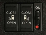 【両側パワースライドドア】両側がパワースライドドアになっており、運転席のスイッチやスマートキーでも開閉が可能です!開口部も広いので乗り降りも楽々♪